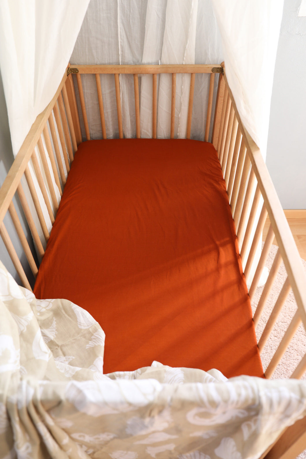CINNAMON COTTON JERSEY FITTED COT SHEET